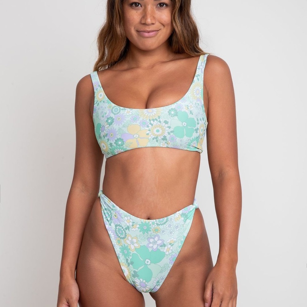 Skatie Mya Top - Haleiwa L NWT sold out